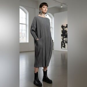 SPECCHIO Pleats Grey and White Micropleat Stretch Dress Size 40/ US M